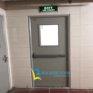 Giá cửa thép chống cháy 4 cua thep chong chay co o kinh