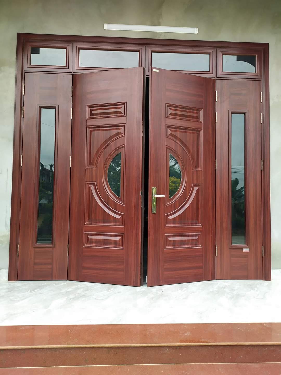 cửa thép vân gỗ 4 cánh lệch