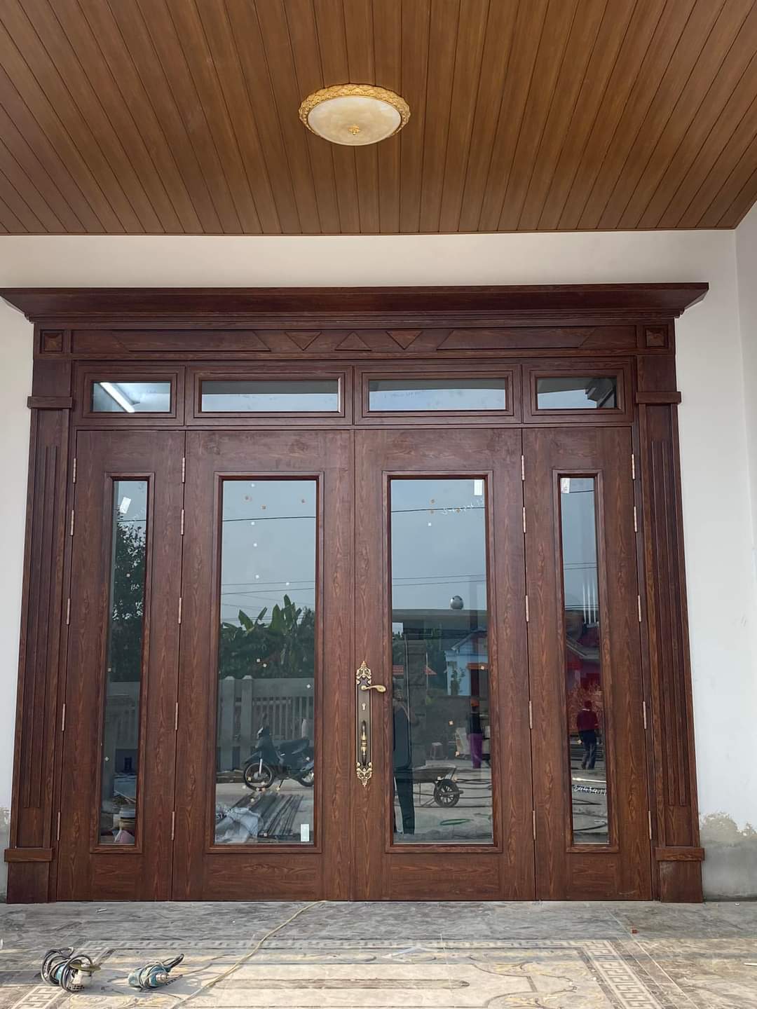 Giá cửa thép vân gỗ tại Dĩ An T6/2026 - Kotdoor 15 Giá cửa thép vân gỗ tại Dĩ An - mẫu cửa 4 cánh Luxury thủy lực