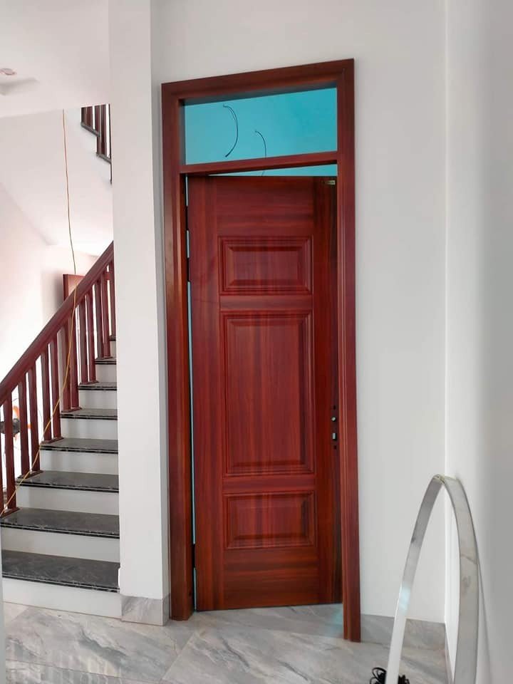 giá cửa thép vân gỗ tại Vũng Tàu - mẫu cửa 1 cánh đơn ô kính