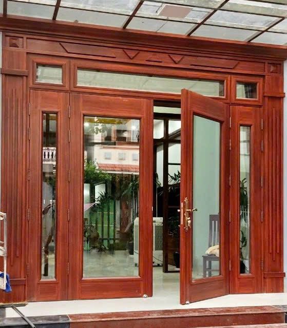 Giá cửa thép vân gỗ tại Bình Tân - Mẫu cửa 4 cánh Luxury vách kính