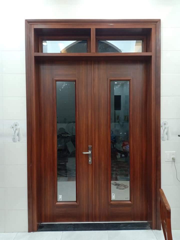 Giá cửa thép vân gỗ tại Dĩ An T6/2026 - Kotdoor 6 Giá cửa thép vân gỗ tại Dĩ An - mẫu cửa 2 cánh đều ô kính