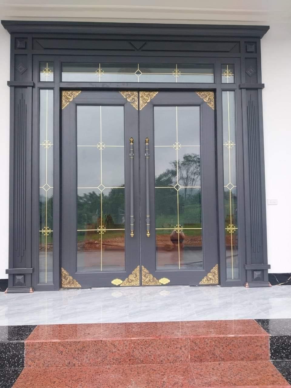 Giá cửa thép vân gỗ tại Dĩ An T6/2026 - Kotdoor 16 Giá cửa thép vân gỗ tại Dĩ An - mẫu cửa 4 cánh Luxury thủy lực nan đồng