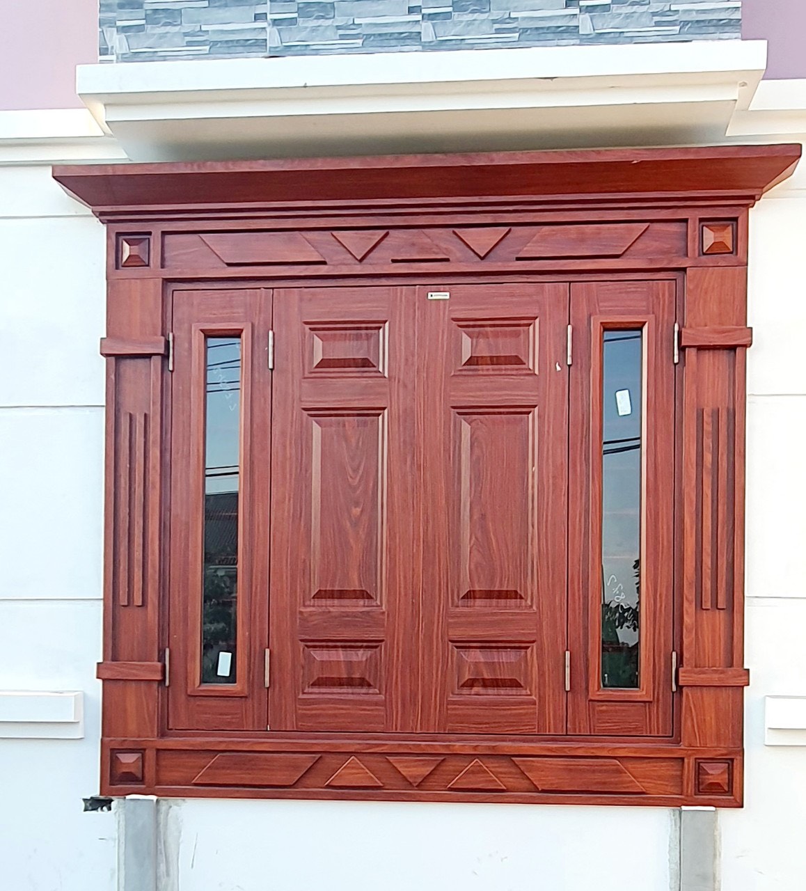 Giá cửa thép vân gỗ tại Dĩ An T6/2026 - Kotdoor 18 Giá cửa thép vân gỗ tại Dĩ An - mẫu cửa sổ 4 cánh ô kính Luxury