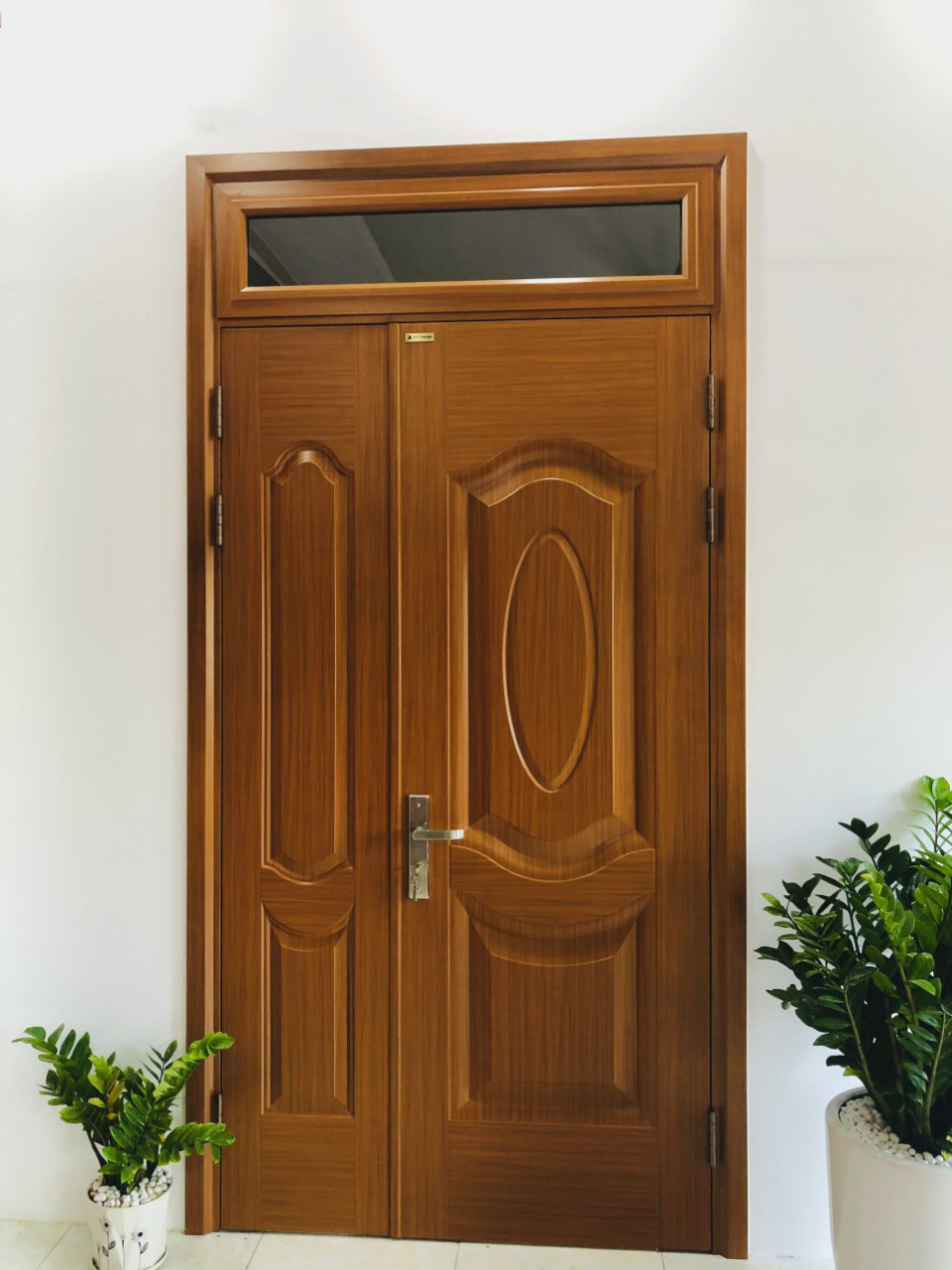 Giá cửa thép vân gỗ tại Dĩ An T6/2026 - Kotdoor 7 Giá cửa thép vân gỗ tại Dĩ An - mẫu cửa 2 lệch ô kính