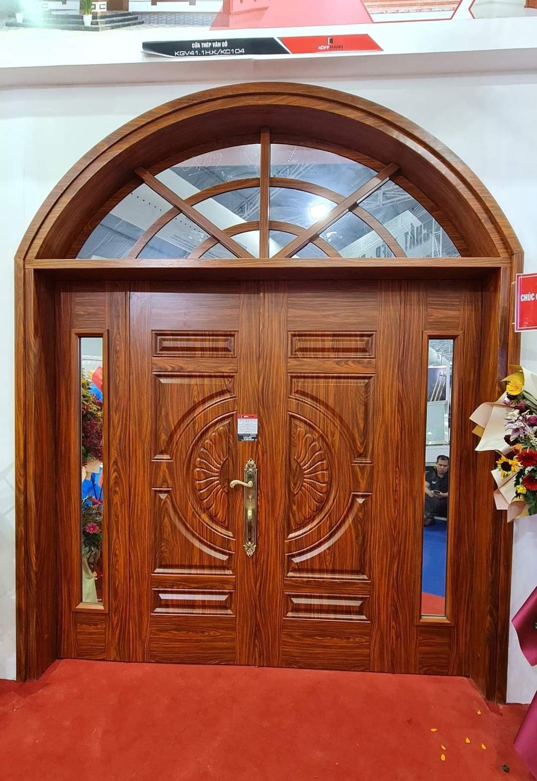 Mẫu cửa 4 cánh ô thoáng vòm - Giá cửa thép vân gỗ tại quận 12